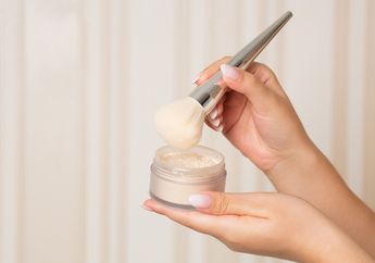 Make Up Sering Cakey atau Crack? Ternyata Ini 5 Kesalahan Saat Pakai Bedak Tabur, Hindari Mulai Sekarang Demi Hasil Flawless!