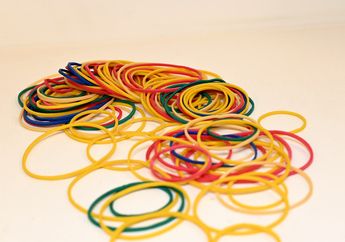 Tidak Pernah Lepas Karet Gelang di Tangan Selama 30 Tahun, Wanita ini Alami Kerusakan Saraf Permanen