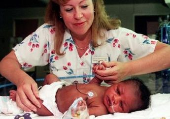 'Tolong Jangan Mati', 20 Tahun Lalu Temukan Bayi yang Dikubur Hidup-hidup, Pertemuan Penyelamat Hidup dengan Pemuda yang Diselamatkannya Ini Berlangsung Haru