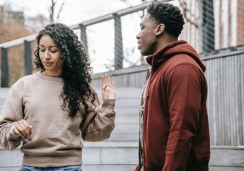 Terciduk Kamera Pukul Kepala Pasangan di Jalan Raya sampai Motor Oleng, Wanita Ini Dihujani Cibiran Netizen: Kalau Mau Mati Duluan Ga Usah Ngajak Orang