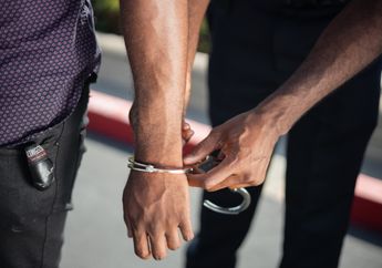 'Main Hakim Sendiri Ga Boleh Mending Rame-rame', Viral Video Jambret Rampas Kalung Siang-siang, Pria Ini Malah Ketiban Apes hingga Babak Belur Gegara Dihajar Massa