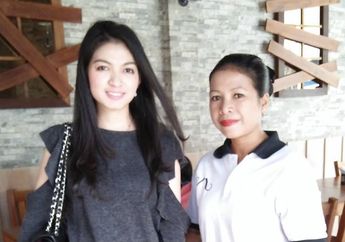 Jarang Tampil Pakai Makeup, Begini Cantiknya Selvi Ananda Tampil Bersahaja dengan Riasan Wajah Flawless saat Foto Keluarga