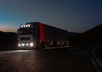 Menantang Malaikat Maut, Gerombolan Pemuda Ini Ramai-ramai Lemparkan Diri ke Arah Truk yang Sedang Melaju, Netizen Geram: Jadi Sopir Gue Lindes Aja!