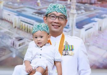 Sambil Gendong Arkana, Ridwan Kamil Terlihat Kembali Bekerja Pasca Kepergian Eril, Sempat Lemparkan Senyum ke Wartawan di Gedung Sate