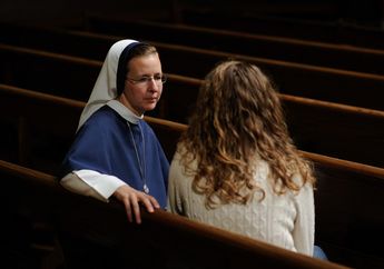 Arti Mimpi Biarawati Berbaju Putih dan Hitam Sama-sama Bukan Pertanda Baik, Simak Makna Selengkapnya