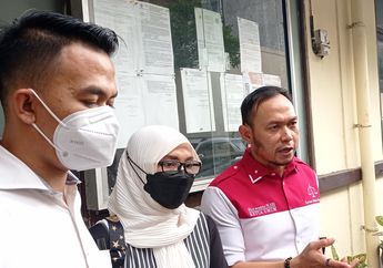 Hadir di Sidang Adam Deni, Ibunda Berikan 'Oleh-oleh' untuk sang Putra, Ternyata Ini Isinya
