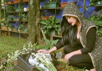 'Aku Kanget Banget Sama Dia', Ziarah ke Makam sang Kakak, Nia Anggia Kenang Kebersamaan dengan Julia Perez