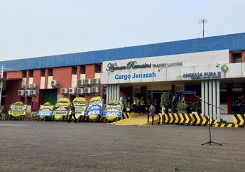 Penuh Haru, Sejumlah Karangan Bunga Duka Emmeril Kahn Mumtadz Penuhi Kargo Jenazah