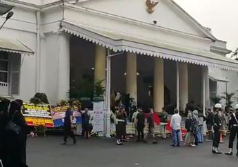 Menjelang Pemakaman Emmeril Kahn Mumtadz, Gedung Pakuan Kian Dipadati Para Petakziah