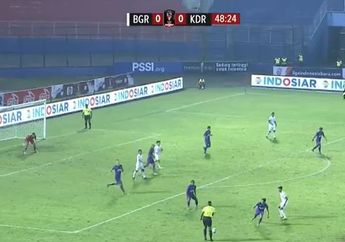 Bola Menyentuh Wasit Harusnya Dropball, Sance Lawita Justru Nyatakan Play On dan Langsung Berbuah Gol Persik