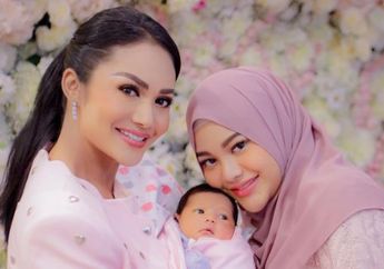 Hubungannya dengan Aurel Hermansyah Sempat Dicap Dingin Bak Es Kutub Utara, Terbongkar Momen Lawas Krisdayanti Iringi Putrinya Lakukan Hal Ini sampai Tuai Pujian: Mimi Penyayang Banget!