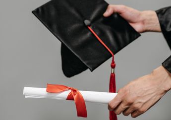 Wakili Temannya yang Sudah Meninggal Dunia dalam Upacara Kelulusan SMA, Ekspresi Pemuda Ini Bikin Netizen Ikutan Nyesek, Definisi Sahabat Sejati