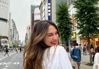 Eksis Ngemper Manja di Kampung Halaman Reino Barack, Luna Maya Santuy Gendong Tas Mungil Seharga Rp 21 Jutaan, Tengok Gayanya yang Simple Tapi Tetap Kece Badai!