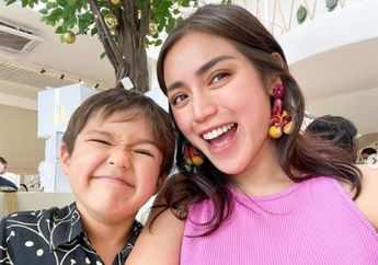 Wajah Bule Lidah Lokal, Anak Jessica Iskandar Bikin Kagum Saat Kepergok Jajan Batagor Abang-abang di Pinggir Jalan Ini