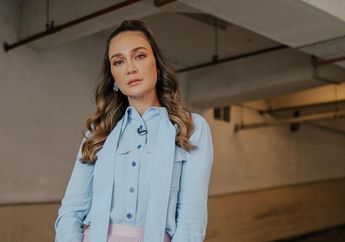 Luna Maya Dapat Setangkai Mawar Kuning Disertai Pesan Romantis, Netizen Malah Rebutan Tebak Inisial sang Pemberi Bunga, Park Chanyeol hingga Park Cimin Tak Luput Jadi 'Korban'