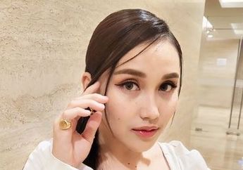 Acara Ulang Tahunnya Digelar Meriah Bak Pesta Diva Papan Atas, Ayu Ting Ting Semringah Pamer Foto Hadiahnya yang Bejibun, Gaya Narsisnya Bareng Artis Korea Ini Bikin Heboh!