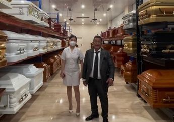 Unggah Video saat Dikelilingi Puluhan Peti Mati, Hotman Paris Mendadak Singgung soal Firasat Kematian dan Umur Hidupnya di Dunia: Kita Berdoa Sama Tuhan