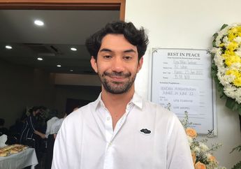 Datang Melayat, Reza Rahadian Beri Penghormatan Terakhir untuk Rima Melati