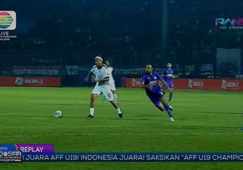 Arthur Irawan Terima Trofi dari Ronaldinho, Pelatih Persik Cuma Minta Pemainnya Curi Ilmu dari Pemain Terbaik Dunia