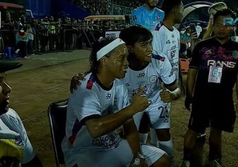 Hasil & Klasemen Trofeo - Ronaldinho Tidak Ikut Adu Penalti Malah Ladeni Foto Rekan Setim, Persik Angkat Trofi