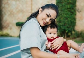 'Mirip Aurel Banget!' Biasa Tampil Anggun Saat Bertugas sebagai DPR, Begini Tingkah Pecicilan Krisdayanti Waktu Goda sang Cucu yang Bikin Netizen Ngakak