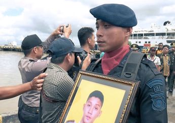 Pulang ke Rumah Tinggal Nama, Kisah Pilu Anggota Polri Dijemput Ayah Dalam Kondisi Tak Bernyawa Demi Bela Negara, Sejak Lulus Pendidikan Belum Sempat Bertemu Keluarga