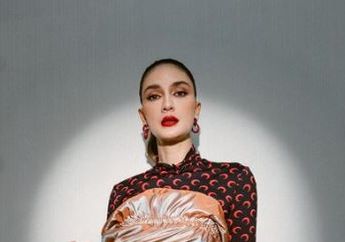 Cuek Umbar Perut Singset nan Mulus di Trotoar Paris, Tengok Outfit Luna Maya Kenakan Cardigan Super Mini Berharga Fantastis, Gayanya Seksi Maksimal!