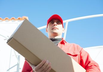 Viral Video Karyawan Ekspedisi Lempar Paket Konsumen dengan Kasar dan Barbar, Bikin Netizen Naik Pitam Melihatnya