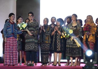 Semarakkan Peresmian Wajah Baru Sarinah, Trunk Show Ikat Suara dari Timur Baru Saja Digelar