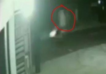 Astagfirullah, Satpam Pabrik sampai Lari Terbirit-birit, Rekaman Kamera CCTV Ini Menangkap Penampakan Pocong yang Dibonceng di Sepeda Motor
