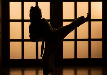 Kesal Saksikan Pelecehan Seksual di Tempat Umum, Emak-emak Ini Langsung Keluarkan Jurus Tendangan Maut hingga Bikin Pelaku Nyusruk, Netizen Beri Dukungan: Keren Mak!