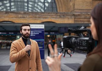 Tak Sekadar Pegang Kamera, Yuk Intip Serunya Jadi Wartawan dengan Prospek Karir yang Luas