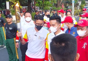 Turun ke Jalanan, Gibran Rakabuming Raka dan Sandiaga Uno Pimpin Langsung Pawai Obor ASEAN Para Games 2022 di Solo