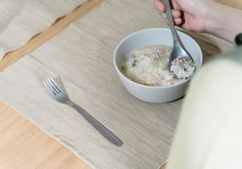 Murahnya Kebangetan, Viral Seorang Ibu Jualan Semangkuk Bubur Cuma Seribuan Saja, Lebih Murah dari Uang Parkir!