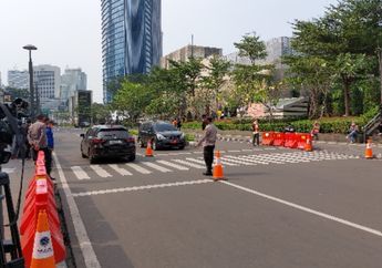 Lagi Asik-asik Fashion Show, Para Model hingga Publik Diimbau Untuk Tidak Gunakan Zebra Cross Karena Ganggu Lalu Lintas