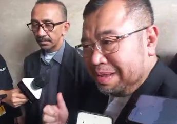 Diperiksa sebagai Tersangka Kasus Penyelewengan Dana, Ahyudin ACT Bawa Makanan dan Pakaian Salin