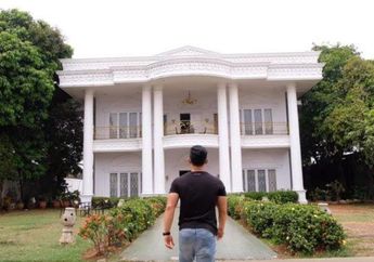 Dijamin Kaya Raya Sampai Cucu Buyut, Ternyata Inilah Sosok Pemilik Rumah Gedongan Langganan Sinetron Indonesia, Harga Sewanya Saja Tembus Rp 150 Juta dan Punya Fasilitas Kelas Atas!
