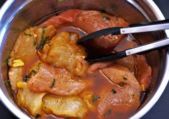 Ibu-ibu Pasti Girang Kalau Tahu, Ternyata Daging Ayam Bisa Gurih dan Juicy dengan Satu Trik Ini, Sekeluarga Pasti Ketagihan!