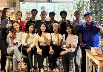 Menyaksikan Bazar UMKM  Kemenko PMK dan Hadirnya Grup Vokal Perempuan CGB  dengan Personel Enam Wanita