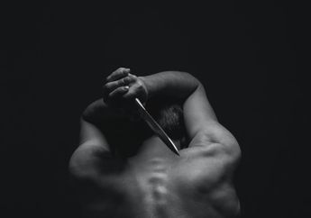 Munculnya Masalah&nbsp;dalam Bisnis Keluarga Diduga Jadi Motif, Anak di Depok Tega Bunuh Ibu&nbsp;hingga Acungkan Golok ke Ayahnya Sendiri