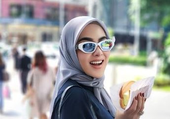 Hidup Bertabur Harta yang Konon Tembus Rp 208 Miliar, Syahrini Bergaya Cetar Pakai Gaun Serba Emas di Pesta Ulang Tahunnya, Super Mewah Bareng Para Geng Sosialita