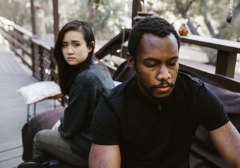 Curiga Dia Main Hati di Belakangmu dan Tiba-Tiba Menjauh? Simak 3 Tanda Pasanganmu Sudah Jatuh Cinta dengan Wanita Lain