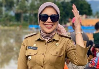 'Terima Kasih Sudah Membuat Hancur Semua Impianku' Camat Payakumbuh Timur Dicopot dari Jabatannya Gegara Konten Tirukan Citayam Fashion Week, Novita Dewi Luapkan Kekesalannya pada Pihak Ini