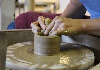 15 Arti Mimpi Makan Tanah Liat Menurut Primbon Jawa, Wajib Bersyukur! Hidup Anda Akan Dipenuhi Gunungan Harta