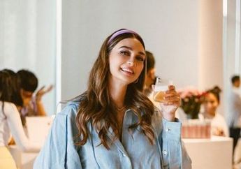 Aura Cantiknya Sebagai Model Papan Atas Tak Pernah Pudar, Luna Maya Santuy Tampil Manja Pakai Outfit Sederhana Tapi Harga Selangit, Bandonya Saja Tembus Rp 4,4 Juta!