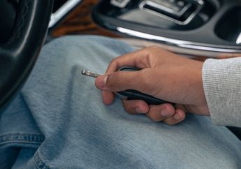 Pilih Mandeg Gegara Takut Tabrak Tiang Listrik hingga Sebabkan Kemacetan Panjang, Emak-emak Pengendara Mobil Ini Malah Balik Marahi Warga, 'Bapak Gak Bisa Paksa Saya!'