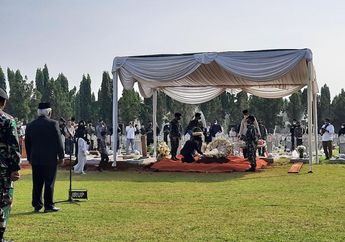 'Harusnya yang Menguburkan Saya Kamu', Jenazah Ayah Mertua Arumi Bachsin Dimakamkan di TMP Kalibata, Emil Dardak Teringat Momen Ketika sang Adik Wafat