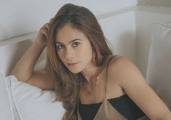 Pantas Saja Berhasil Gaet Brondong Ganteng, Begini Gaya Wulan Guritno Saat Berjemur di Pinggir Kolam Renang, Warganet: Hot Mommy!