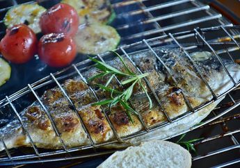 Bertahun-tahun Nyesel Baru Tahu Sekarang, Ternyata Ini Rahasia Bakar Ikan Utuh Agar Matang Merata, Kuncinya Ada pada Arang