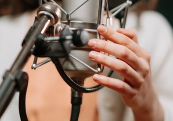 Tak Tahan Dibakar Api Cemburu, Emak-emak Ini Nekat Pukul Biduan Dangdut yang Joget Bareng Suaminya di Atas Panggung, Aksinya Malah dapat Kecaman: Anda Bisa Terpidana